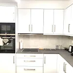 Fabilicious Suites - 2 Apartments- Romantic Jacuzzi & Spacious Family Comfort