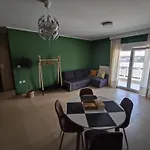 Cozy Apt! Friends & Family - Private Paid Parking