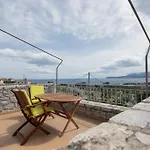 Laconic Bay View Suite