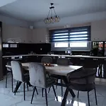 Νεόκτιστη Βίλα, Χώρα Πυθαγορείου