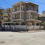 Nikolas Home I