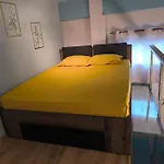 Floating, Cosy Studio 8' Walk From The Seaside