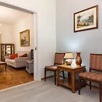 Gorgeous Apartment Near Historic Acropolis