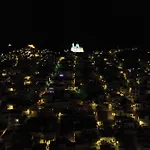 Hayes Suite Syros