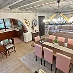 Nikolas Villa