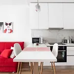 Red Velvet Apt Near City Centre