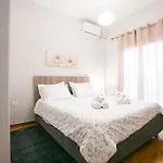 Spacious Comfortable Apartment - Gold Serenity