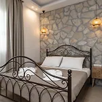Penelope Apartments D