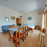 Selfcatering -Studio Helen No 7