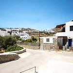 Fresh Renovated Maisonette Close To The Beach