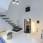 Santorini Traditional Apt With Private Hot Tub