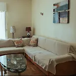 Bright And Spacious 2-Bed Apartment With Balcony