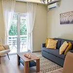 Apartment In Alimos