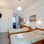 Studios Prombona To Petrino Spiti