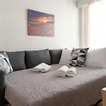 Entire Apt, 3Rd Floor, 1 Bedroom