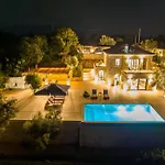 Villa Chriselia - 3 Bedrooms With Sea Access