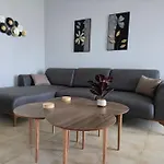 Anna'S House