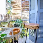 Stylish Peaceful 2 Bedroom Retreat Next To Acropolis & Metro