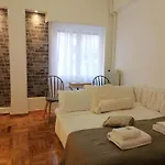 Acropolis Delux 1St Flr Aprt Up 4 Guests By Lodgespot