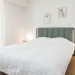 Modern 1 Bd Balcony Apt Near Metro In Kato Patisia