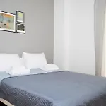 Renovated 2 Bedrooms Flat Near The Center