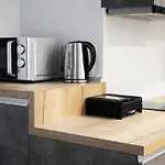Renovated 2 Bedrooms Flat Near The Center