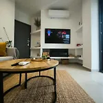 Floral Home 2 - 1St Floor Apt With Private Parking!