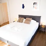 Urban Comfort 2 Bdrm Next To Metro