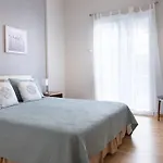 Renovated Fully Equipped 2 Bedroom Cozy Apartment By The Sea