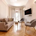 A Spacious Apartment One Min To Victoria Metro - Self Check-In