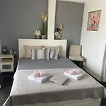 Small Oasis-Ueber Den Daechern Von Athen