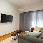Liv - Peaceful Pagrati Getaway