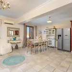 Celine Deluxe Apartment