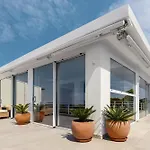 Spectacular Sea Views, 2Bd Beachfront