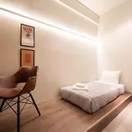 A Place 4U No6 - City Escape With Balcony Lounge & Open Living Space