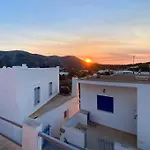 Artemonas White Escape