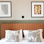 Acropolis View 3-Bdrm With Rooftop Garden & Jacuzzi