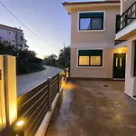 Andry'S Living 5 By 8Essentially