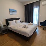 Spacious Seaside Flat At Alimos