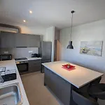 Spacious Seaside Flat At Alimos