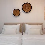 Villa Kaya, Plaka
