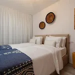 Villa Kaya, Plaka