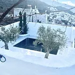 Restored Traditional White House In Naxos