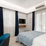 Captain'S Seafront Apartments