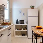 City Break Apartment 4' To Metro