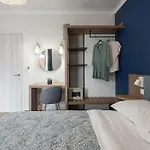 Captain'S Seafront Apartments