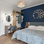 Captain'S Seafront Apartments