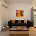 Prime Location 1Br Hill Aprtm