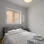 Pristine Apartment In The Center With 3 Bedrooms & Parking