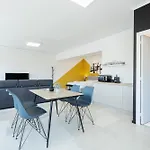 Spacious Urban Retreat Central 2-Bedroom Haven For 8